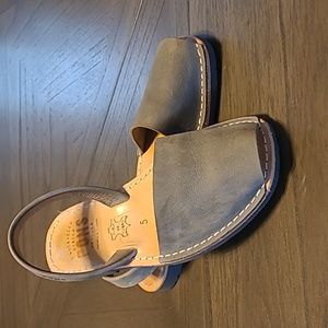 Pons women's grey leather sandal, sz 5